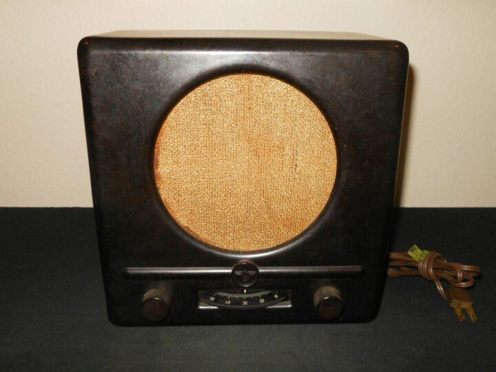 WW II German Army Air Force Kleinempfänger DKE 38 - PEOPLE'S RADIO - NICE! - Image 2