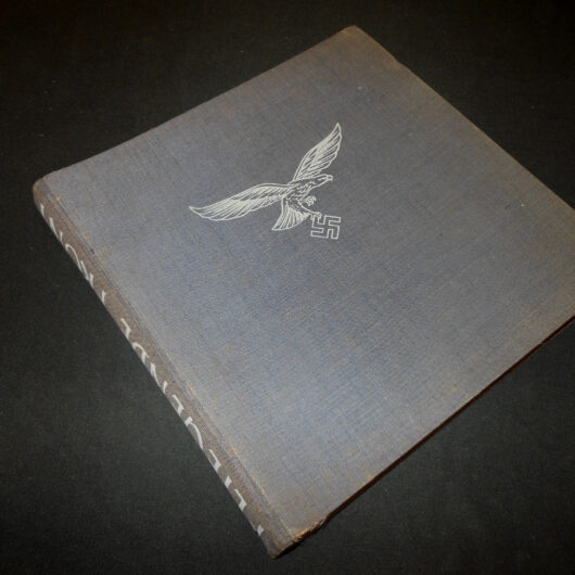WW2 German Luftwaffe "Fliegende Front" - COLOR PICTORIAL BOOK - 1942 - NICE!