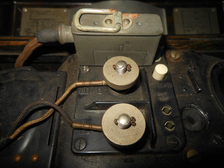 WW II German WH Feldfernsprecher 33 - F33 FIELD PHONE w/ SB ZUSATZ - VERY RARE! - Image 12