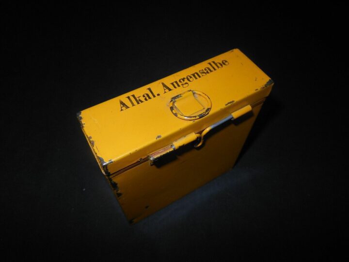 WW II German WH Verbandkasten - ALKAL. AUGENSALBE - MEDICAL STORAGE BOX - NICE!