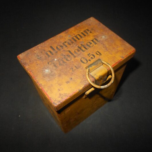 WW II German WH Verbandkasten - CHLORAMIN TABLETTEN - MEDICAL STORAGE BOX - NICE