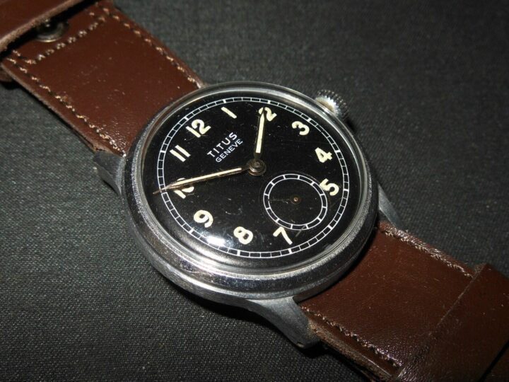 WW II German LW Dienstuhr - PERSONAL SERVICE WATCH - TITUS - MINT - PUBLISHED!