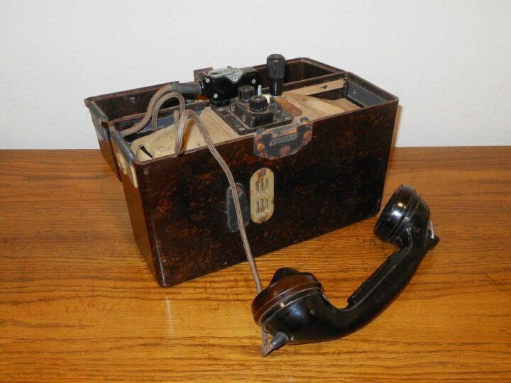 WW II German Army Feldfernsprecher 33 - TRENCH / FIELD PHONE - LATE WAR - RARE!