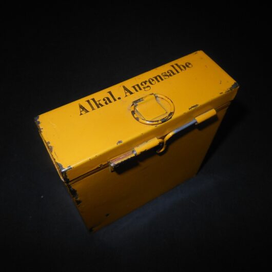 WW II German WH Verbandkasten - ALKAL. AUGENSALBE - MEDICAL STORAGE BOX - NICE!