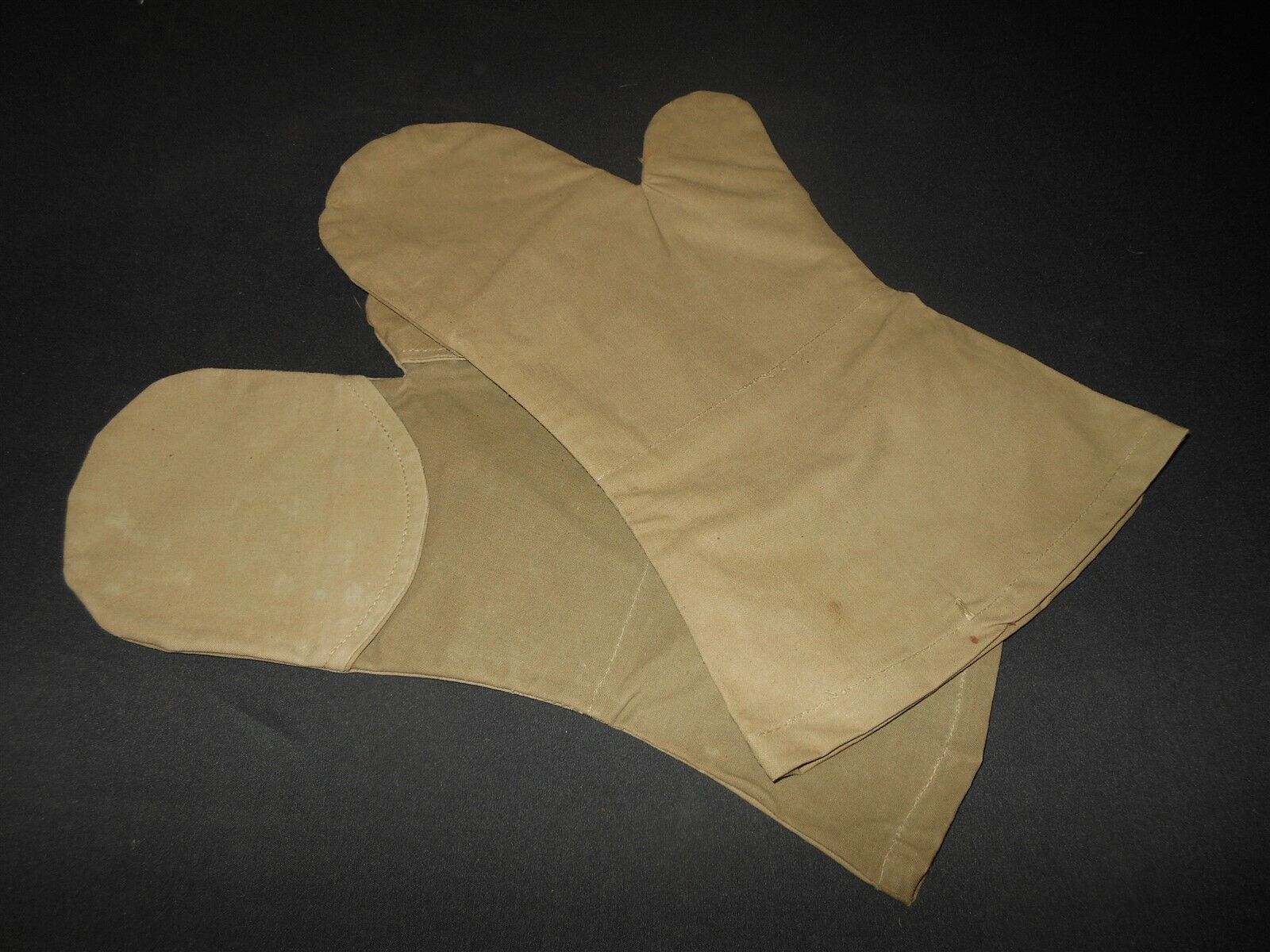 https://axis-militaria.com/wp-content/uploads/imported/5/WW-II-Imperial-Japanese-Army-MOSQUITO-PROOF-GLOVES-MITTENS-SUPERB-235221995785.jpg