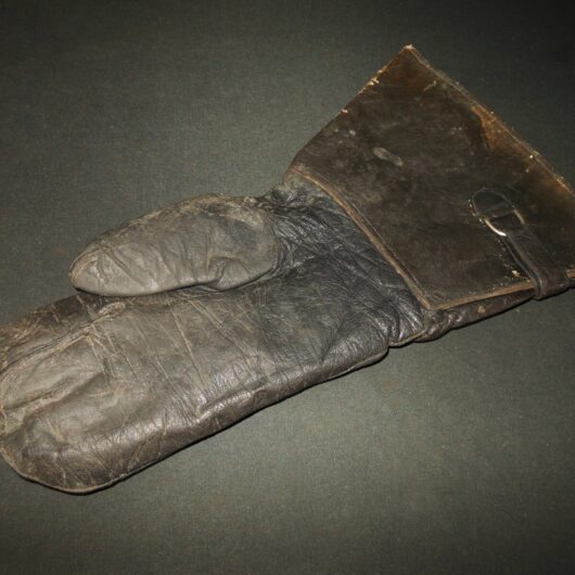 WW II German Fliegerhandschuhe - LEATHER PILOT TRIGGER MITTEN - AIRFIELD MARKED!
