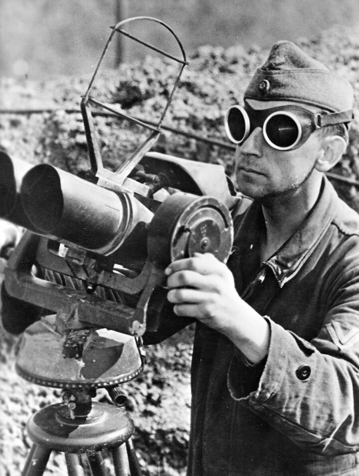 WW2 German Luftwaffe D.F. 10x80 Flak Fernrohr - AIRCRAFT SPOTTING BINOCULARS - Image 24