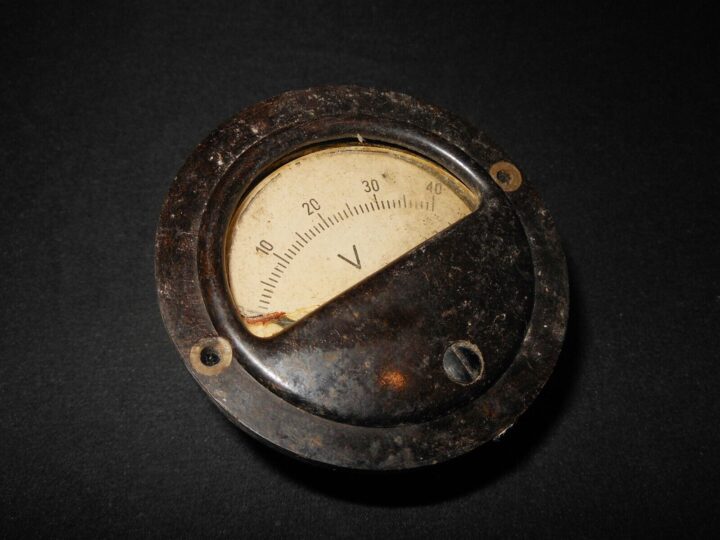 WW2 German Wehrmacht - ELECTRICAL VOLTMETER - RADIO EQUIPMENT - RARE!